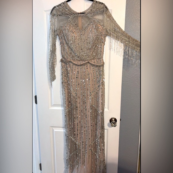 This dress is a UK size 12 which is US size 8. I am size 6 so it was big on me. - Picture 3 of 6